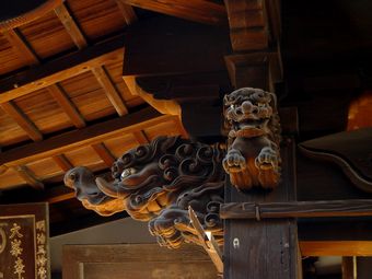 Větší verze po kliknutí. Kyoto, Japonsko (31. srpna 2010): ulicí Matsubara Dori cestou od chrámu Kijomizu-dera - detail krovu