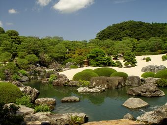Větší verze po kliknutí. Pohledy do zahrady u Adachiho muzea umění, Japonsko (9. září 2010)