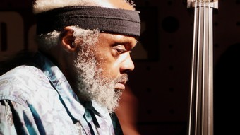 Větší verze po kliknutí. Marc Ribot Trio (2. 11. 2011, JazzDock Praha) - Henry Grimes při zvukové zkoušce