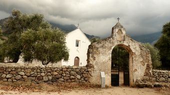Větší verze po kliknutí. Korsika 2013: Calenzana (kostel Santa Restituta)