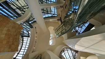 Větší verze po kliknutí. Bilbao, Guggenheim museum (uvnitř)