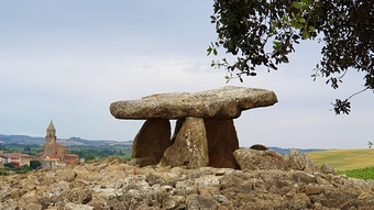 Větší verze po kliknutí. Domen Chabola de La Hechicera (Bilar, Rioja)