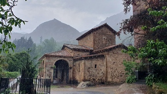 Větší verze po kliknutí. Iglesia de Santa María de Lebeña (Lebeña, Kantabrie)