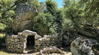 Větší verze po kliknutí. Archeologické nuragické místo Romanzesu (Bitti)